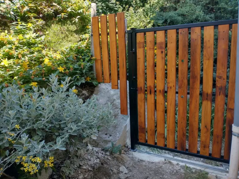portillon coulissant jardin exterieur peint roulette portail metallerie 