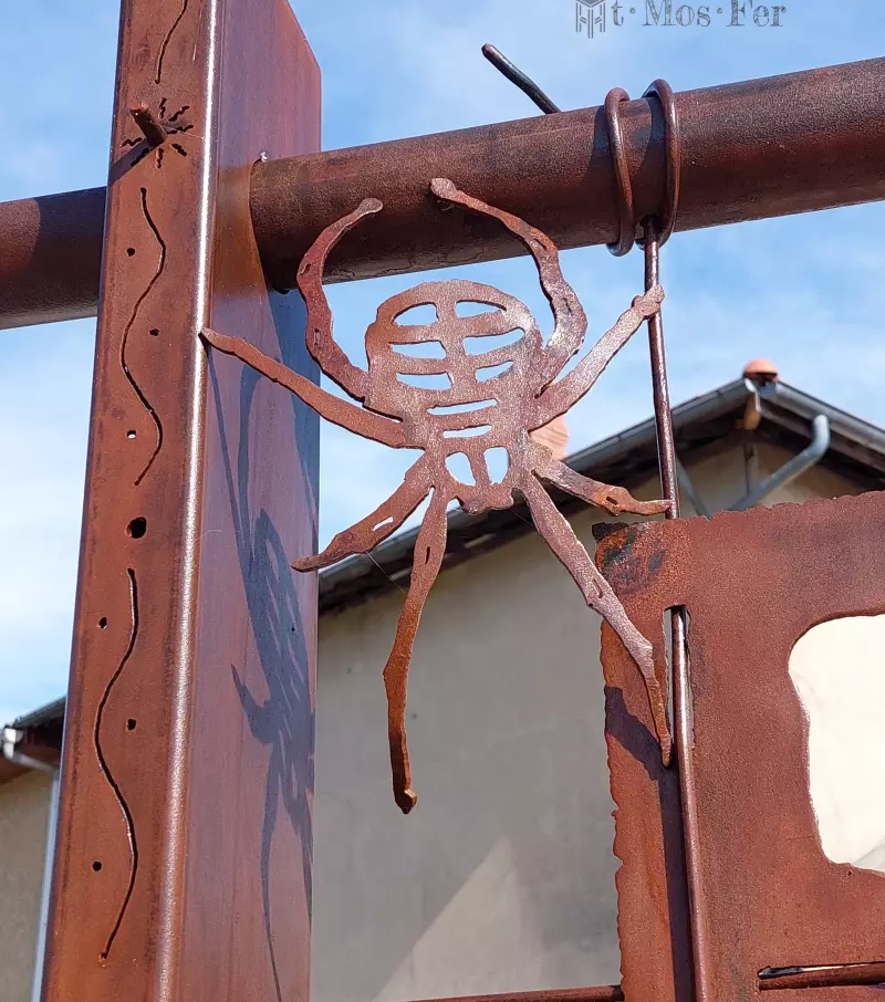 sculpture-d’araignee-en-metal